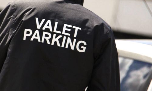 2015-06-08 14:05:44 SCHIPHOL - Een medewerker van de Schiphol-parkeerdienst Valet Parking. ANP OLIM BAJMAT